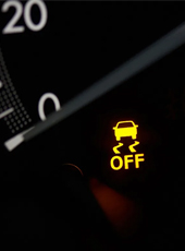 ASR w samochodzie – jak działa system kontroli trakcji i dlaczego jest tak ważny dla Twojego bezpieczeństwa?