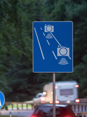 Brzdenie pred kamerou tu nepomôže. Takto vypočítavajú rýchlosť na diaľniciach v Poľsku (2025)