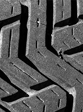 Minimalna głębokość bieżnika – niewidzialna granica bezpieczeństwa.