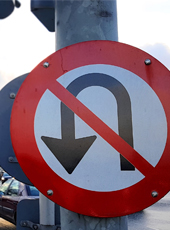Quando è consentito fare un'inversione a U a un incrocio?